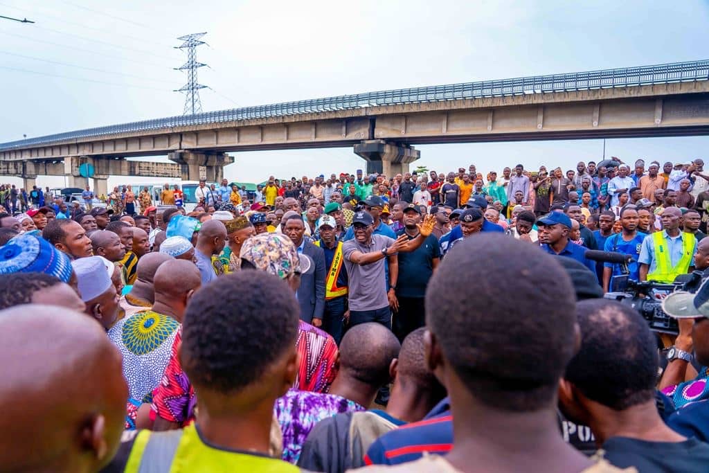 SANWO-OLU INSPECTS ONGOING LAGOS-BADAGRY CORRIDOR CLEAN UP