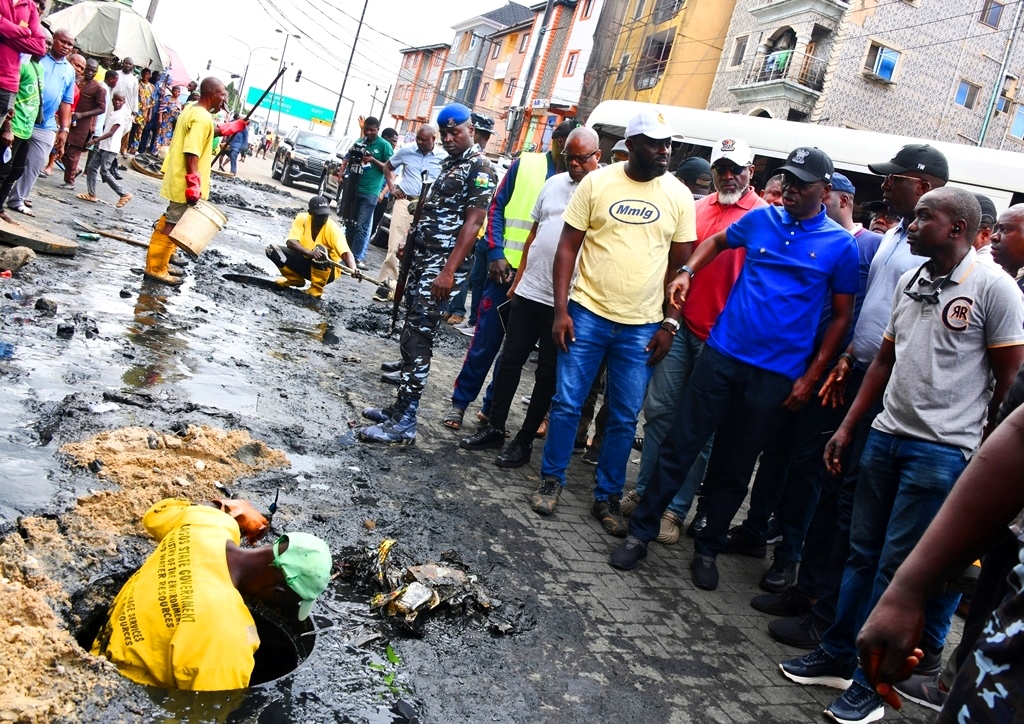 GOV. SANWO-OLU AT INSPECTION TOUR OF FLOODED AREAS IN LAGOS ISLAND
